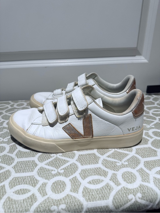 Veja Shoes - Veja Recife Logo Leather Sneaker. Size 9